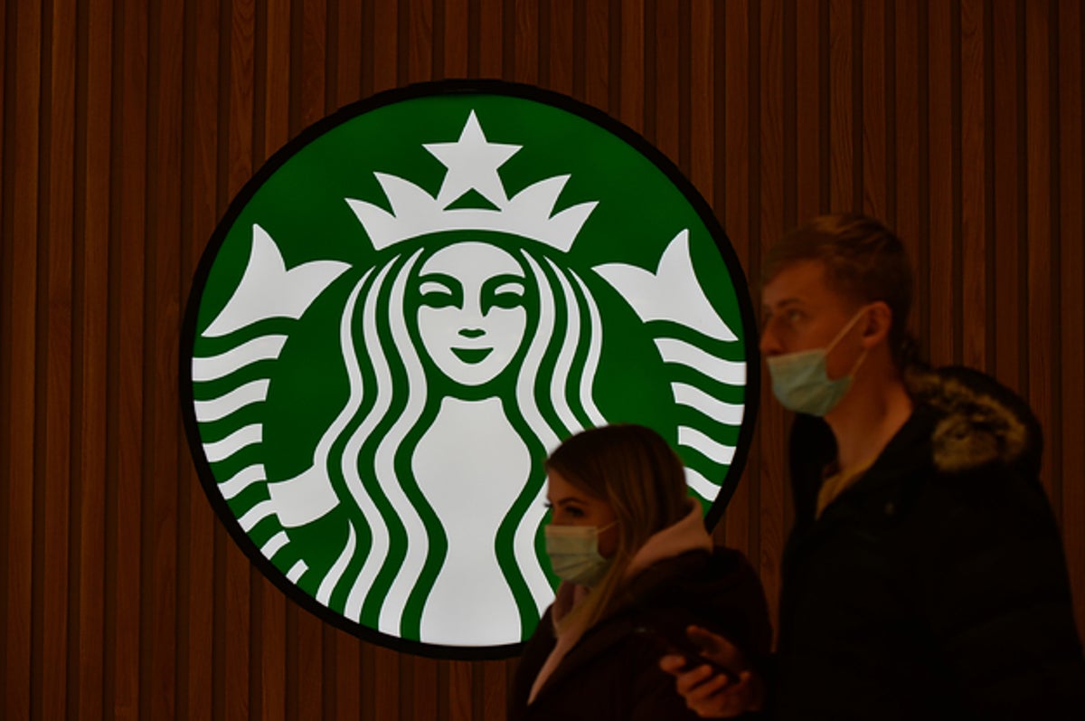 Starbucks ya no requiere que los empleados se vacunen contra el virus Corona